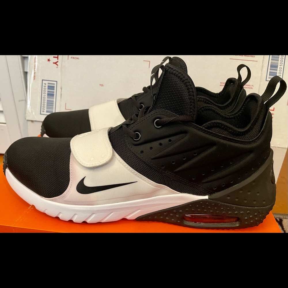 *Like New* MEN’S NIKE Airmax Trainer 1, Size 11.5 in Black/White-Red Blaze